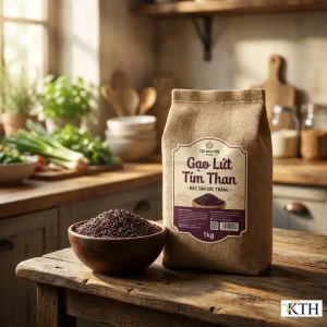 Bao bì sản phẩm Gạo lứt tím than đặc sản Sóc Trăng thương hiệu Tây Nguyên Food 1kg, đặt trong bối cảnh bếp ăn thực dưỡng lành mạnh.