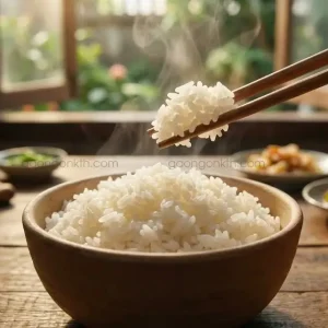 Bát cơm trắng nóng hổi nấu từ gạo 4900, thể hiện kết cấu hạt cơm nở xốp, mềm mại và tơi từng hạt.