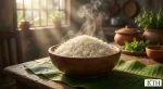 Bát cơm trắng nấu từ gạo Thơm Mỹ hạt dài, nở xốp và mềm cơm, bốc hơi nóng hổi trong ánh nắng sớm, đặt trên lá chuối xanh.