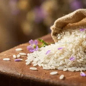 Cận cảnh macro gạo đặc sản trắng ngần bên hoa tím, ánh sáng tự nhiên mềm mại tạo bokeh, phong cách Annie Leibovitz.