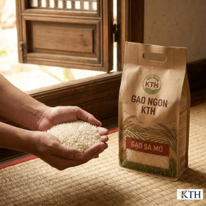 Gạo đặc sản Sa Mơ thương hiệu Gạo Ngon KTH trên tay, bên cạnh bao bì mới. Gạo Sa Mơ đặc sản Long An, nở xốp, thơm nhẹ, thích hợp làm cơm chiên, bánh xèo.