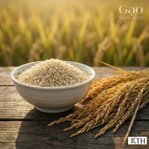 Bát Gạo Lứt Trắng Nàng Hoa nguyên cám dẻo thơm trong bát sứ trắng, bên cạnh là bông lúa chín vàng, trên nền bàn gỗ mộc với ánh sáng tự nhiên mềm mại và hậu cảnh đồng lúa mờ ảo.