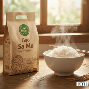 Bao gạo đặc sản Gạo Sa Mơ thương hiệu Gạo Ngon KTH và bát cơm trắng nở xốp, khô cơm trên bàn gỗ mộc. Gạo Sa Mơ thích hợp làm cơm chiên và suất ăn công nghiệp.