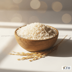 Bát gỗ đựng gạo Sơ Ri hạt ngắn bầu trắng ngà đặc sản miền Tây thích hợp làm cơm chiên.