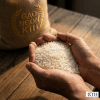 Bàn tay nâng niu nắm gạo ST24 chính hãng thương hiệu Gạo Ngon KTH, hạt gạo thon dài, trong suốt, không bạc bụng, đạt chuẩn Top 3 gạo ngon nhất thế giới.