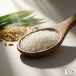 Cận cảnh hạt gạo tấm thơm ST25 trắng trong thượng hạng trên thìa gỗ, minh họa sự khác biệt với gạo nát.