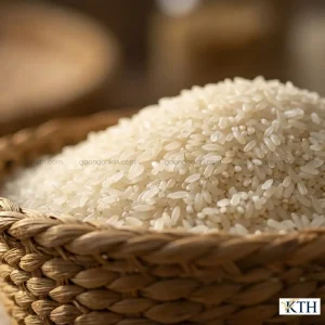 Gạo tẻ trắng hạt vừa chất lượng cao đựng đầy trong rổ đan thủ công, chụp cận cảnh với ánh sáng dịu và hậu cảnh mờ nghệ thuật.