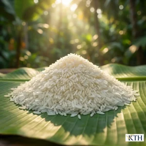 Gạo thơm Thái chất lượng cao đặt trên lá chuối xanh tươi, gợi tả hương lài (Jasmine) và hương lá dứa tự nhiên, phù hợp với các từ khóa về nông sản Thái Lan xanh và sạch.