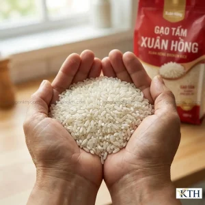 Cận cảnh hạt gạo tấm Xuân Hồng sạch, màu trắng ngà tự nhiên, không lẫn sạn và tạp chất.