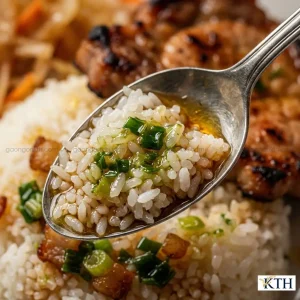 Đĩa cơm tấm sườn bì chả Sài Gòn sử dụng gạo tấm sơ ri nở xốp thấm vị nước mắm và mỡ hành béo ngậy.