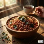 Gạo lứt sấy rong biển giòn rụm trong bát gỗ - Món ăn vặt giảm cân healthy cho dân văn phòng và người ăn kiêng Eat Clean.