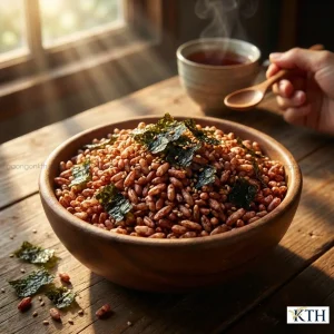 Gạo lứt sấy rong biển giòn rụm trong bát gỗ - Món ăn vặt giảm cân healthy cho dân văn phòng và người ăn kiêng Eat Clean.