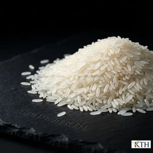 Gạo trắng hạt dài ('lúa hạt dài') chất lượng cao, loại 'gạo tẻ' dùng để nấu 'cơm trắng', được chụp nghệ thuật trên nền đen với ánh sáng ấn tượng. Hình ảnh làm nổi bật sự tinh khiết của 'tinh bột' gạo, một sản phẩm 'nông sản' chủ lực của Việt Nam.