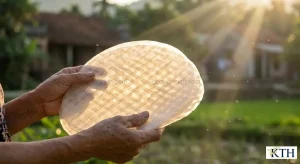 Bánh tráng gạo mỏng trong suốt lộ vân phên tre dưới ánh nắng mặt trời