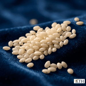 Hạt gạo nếp nhung đặc sản Bắc Bộ màu trắng sữa trên nền vải xanh.